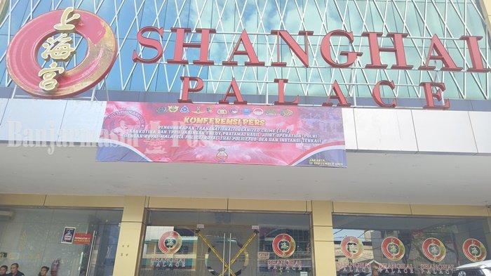Kepolisian Daerah Kalimantan Selatan (Polda Kalsel) memasang garis polisi di rumah makan Shanghai Palace di Jalan Djok Mentaya, Kota Banjarmasin, Selasa (12/9/2023).