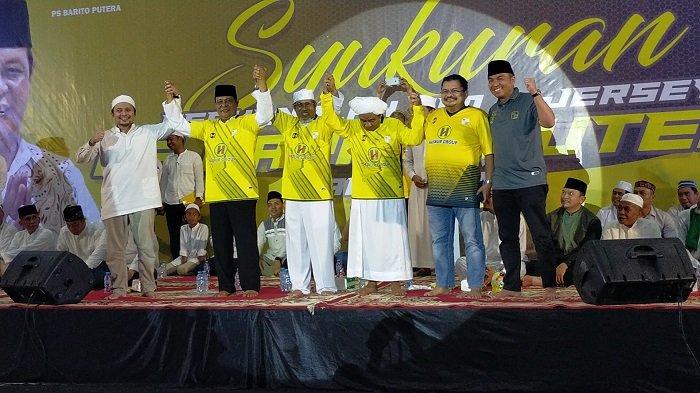 Momen Guru Zuhdi mengenakan Jersey Nomor 10 saat launching skuat tim Barito Putera, beberapa tahun lalu.