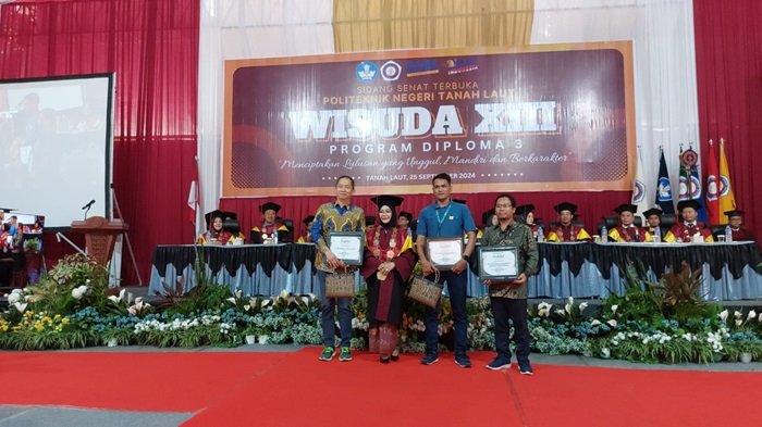 Foto bersama Direktur Politala Dr Hj Mufrida Zein SAg MPd bersama mitra Poldari kalangan Iduka