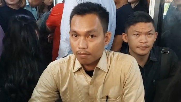 Kuasa hukum Bripda Ignatius, Jajang saat ditemui di kedai Kopi Jhonny, Kelapa Gading, Jakarta Utara, Sabtu (29/7/2023). Jajang mengatakan, pihaknya berencana akan datang pekan depan untuk membuat laporan polisi tentang dugaan pembunuhan berencana dalam kasus tewasnya Bripda Ignatius.