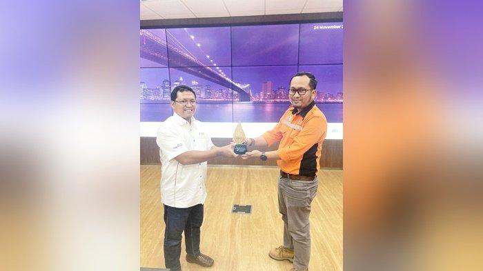 Penyerahan kenang-kenangan PT Pertamina Lubricants kepada PT Jhonlin Group, Jumat (24/11/2023).
