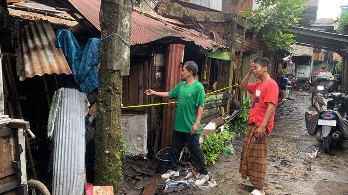 Ketua RT 12, Humaidilah menunjukkan lokasi rumah yang diduga awal kebakaran di Jalan Niaga, Pasar Sepeda, Banjarmasin, Kamis (11/7/2024).
