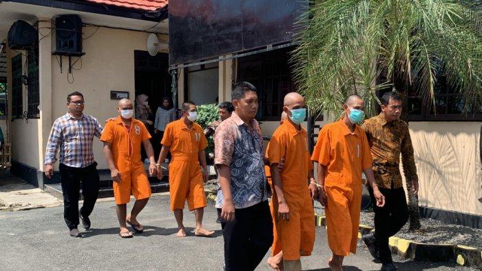 Tujuh pelaku pencurian sepeda motor di Batola berhasil diringkus oleh Satreskrim Polres Batola dihadirkan saat Konferensi Pers di depan lobi dihadirkan barang bukti.