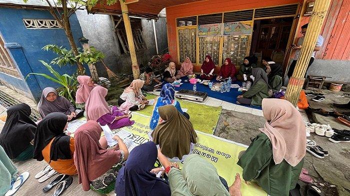 Tim Dosen Universitas Borneo Lestari melaksanakan Pelatihan pembuatan popcorn dan bubur jagung manis diikuti KWT Gangga di Kelurahan Landasan Ulin Tengah, Kecamatan Lianganggang, Kota Banjarbaru.