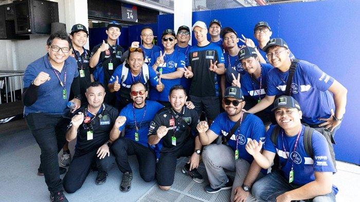Gaya penggemar saat bertemu duo pembalap tim Monster Energy Yamaha MotoGP, Fabio Quartararo dan Franco Morbidelli, di sirkuit MotoGP Mandalika.