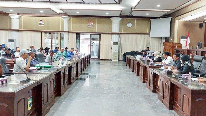 Suasana Rapat Dengar Pendapat membahas perselisihan sejumlah warga dengan PT Kintap Jaya Wattindo di gedung DPRD Kabupaten Kabupaten Tanah Laut, Rabu (29/11/2023).