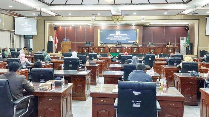 Suasana rapat paripurna pengambilan keputusan terhadap Raperda APBD Tahun Anggaran 2024 di gedung DPRD Kabupaten Tanah Laut, Kamis (30/11/2023) malam.