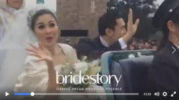Sandra Dewi menikah di Disneyland Tokyo.