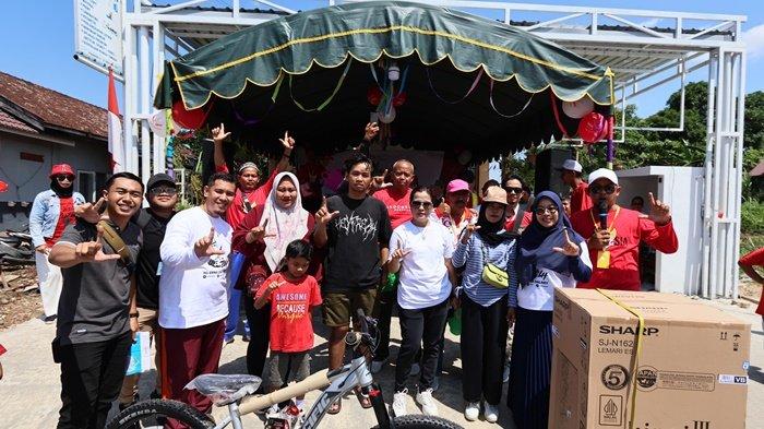 Kemeriahan jalan santai warga RW 06 Kecamatan Landasan Ulin, Banjarbaru, dalam rangka memeriahkan HUT RI ke 79