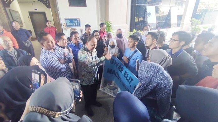 Pelanggan bentangkan spanduk protes atas layanan dan distribusi air dari PT Air Minum (PTAM) Intan Banjar saat di Gedung DPRD Provinsi Kalimantan Selatan, Kamis (3/8/2023).