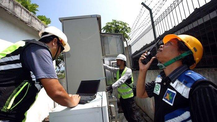 Para teknisi melakukan pemeliharaan salah satu perangkat Base Transceiver Station (BTS) milik XL Axiata yang berlokasi tidak jauh dari Jalan Tol Cisumdawu di Kelurahan Jatimulya, Sumedang Utara, Sumedang, Jawa Barat, Kamis, (22/06). XL Axiata memastikan tersedianya jaringan 4G di sepanjang Tol Cisumdawu. Hingga saat ini, sudah tersedia tidak kurang dari 190-unit BTS 4G yang akan menopang layanan di sepanjang jalur tol baru ini.