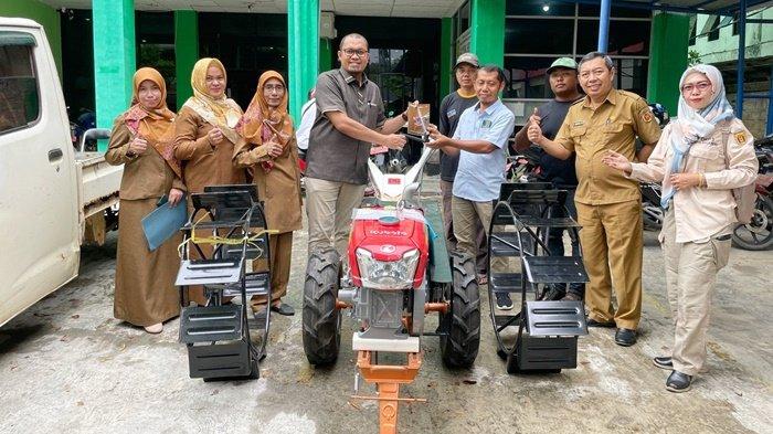 Serah terima traktor tangan dari anggota Komisi III DPRD Kota Banjarbaru, Nurkhalis Anshari, disaksikan pejabat dari dinas terkait, dengan pimpinan Poktan Mekar Jaya Lestari dari Kelurahan Loktabat Utara.