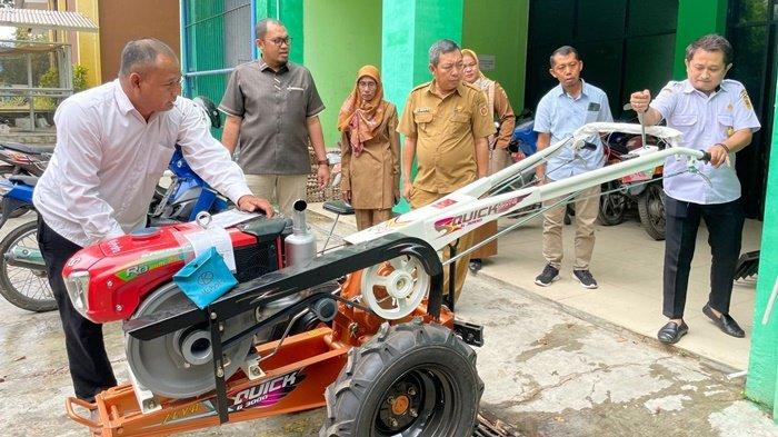 Praktik menyalakan mesin traktor tangan di anggota Komisi III DPRD Kota Banjarbaru, Nurkhalis Anshari, serta pejabat dari dinas terkait dan pimpinan Poktan Mekar Jaya Lestari dari Kelurahan Loktabat Utara.