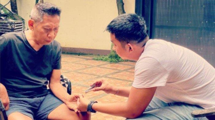 Tukul Arwana saat dipotong kukunya oleh sang putra.
