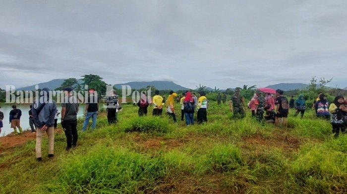 SUASANA gerakan penghijauan di tanggul embung Desa Kunyit, Kamis (11_1) pagi.
