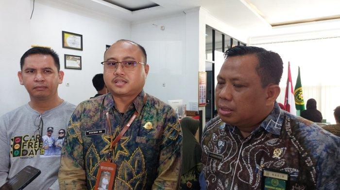 KETUA PN Pleihari Ali Sobirin (kanan), perwakilan Komisi Yudisial, dan Asisten II Pemkab Tala Andris Evony (kiri) menyampaikan informasi seputar pelayanan sidang di luar gedung pengadilan.