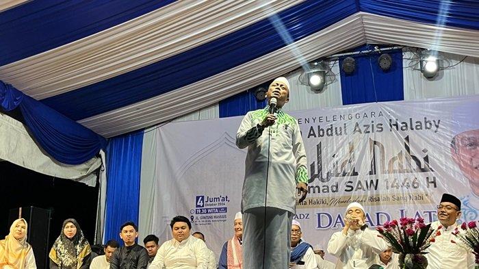 Ustadz Das’ad Latif dalam gelaran Safari Maulid Nabi hari ketiga di Guntung Manggis, Jumat (4/10/2024) malam. Acara ini dihadiri Pimpinan Yayasan Abdul Aziz Halaby, Hj Erna Lisa Halaby