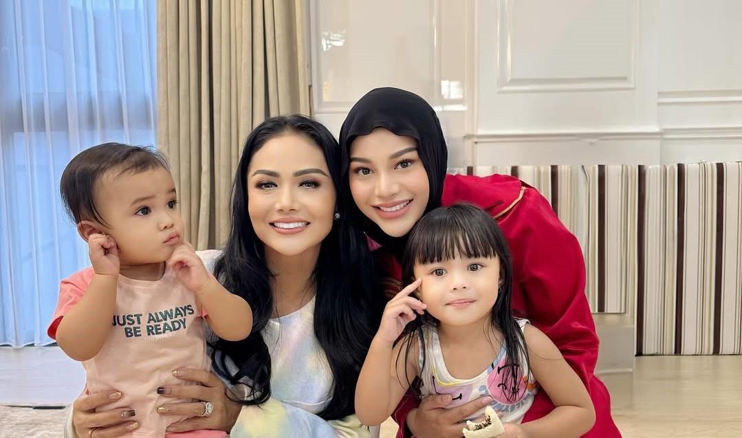 Aurel Hermansyah bersama Kris Dayanti dan dua anaknya.