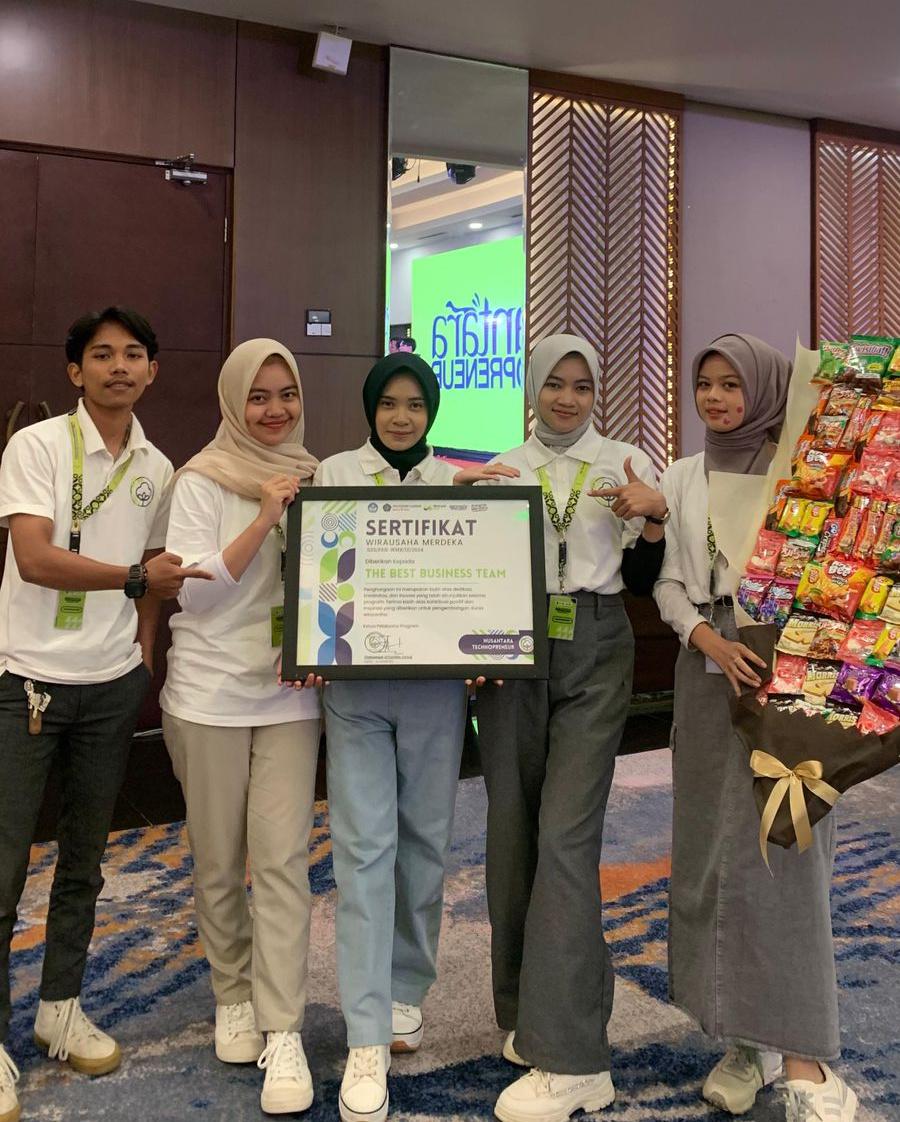CERIA - Tim mahasiswa Politala ceria berpose bersama atas kesuksesan menggapai prestasi gemilang pada ajang Wirausaha Merdeka Nusantara Technopreneur 2024.