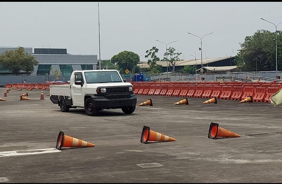 Hilux Rangga bermanuver lincah di jalan berkelok saat dijajal di Toyota Driving Experience.