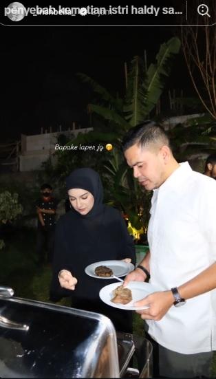 Irish Bella dan Haldy Sabri di acara makan-makan.