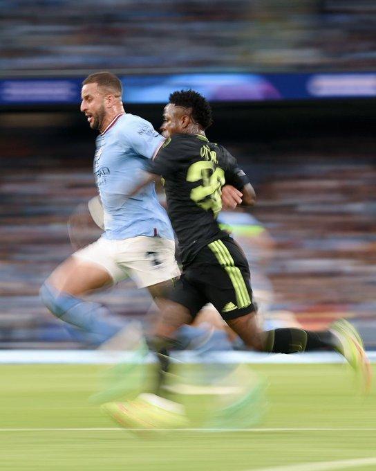Kyle Walker mengejek para penggemar Arsenal yang menyalakan kembang api di luar hotel menjelang pertandingan Liga Premier Manchester City vs Tottenham