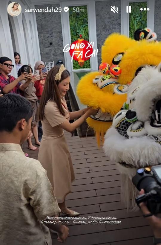 Momen Sarwendah bagikan angpao pada Barongsai di momen Imlek.