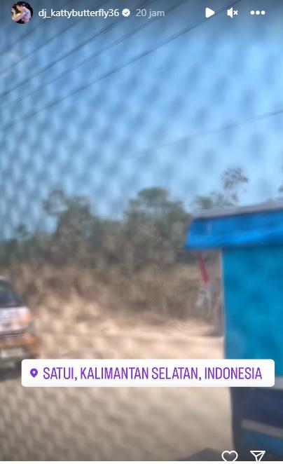 Postingan Katty Butterfly melintas di jalan Satui, Tanahbumbu.