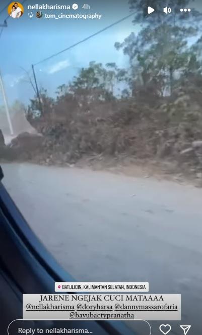 Postingan Nella Kharisma melintasi jalan di Satui Tanahbumbu.