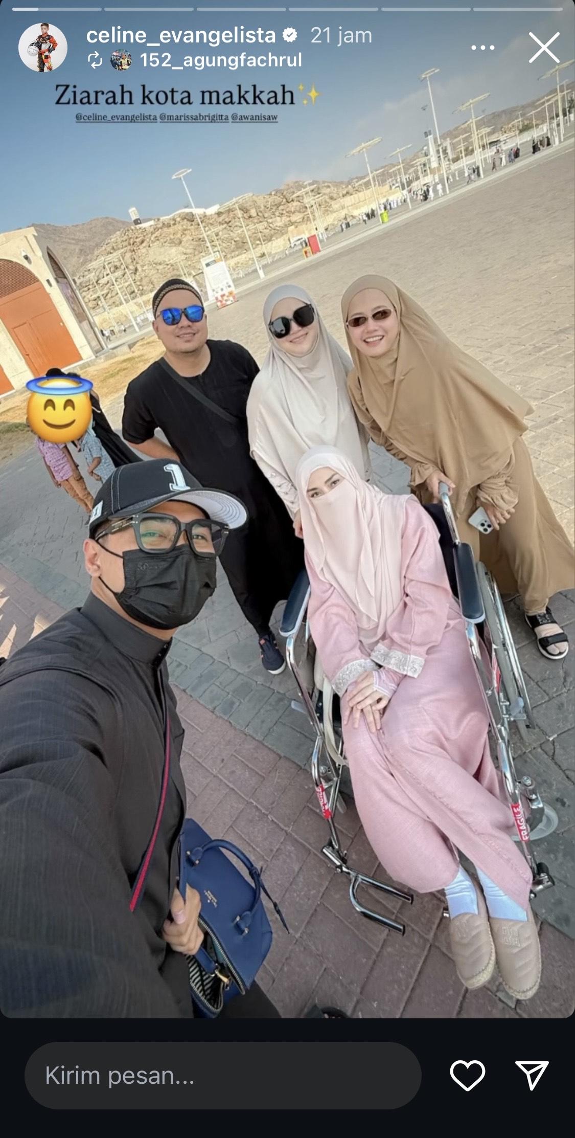 TUMPANGI KURSI RODA - Potret Celine Evangelista tumpangi kursi roda kala umrah dari capture instagram, Senin (17/3/2025).