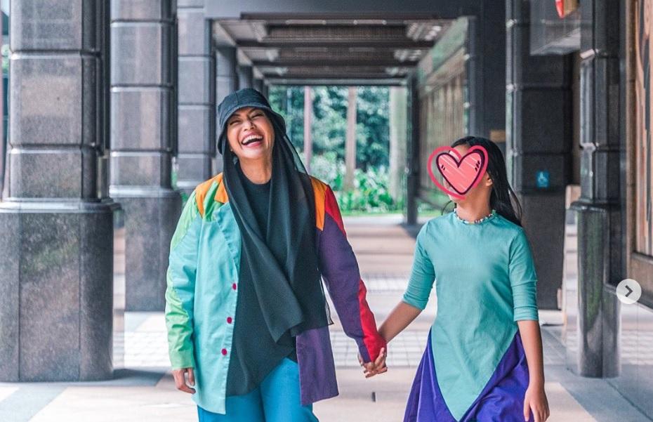 Potret penyanyi Denada dan putrinya, Aisyah. Mantan istri Jerry Aurum rasional dan berhemat biaya perjalanan Singapura - Jakarta.