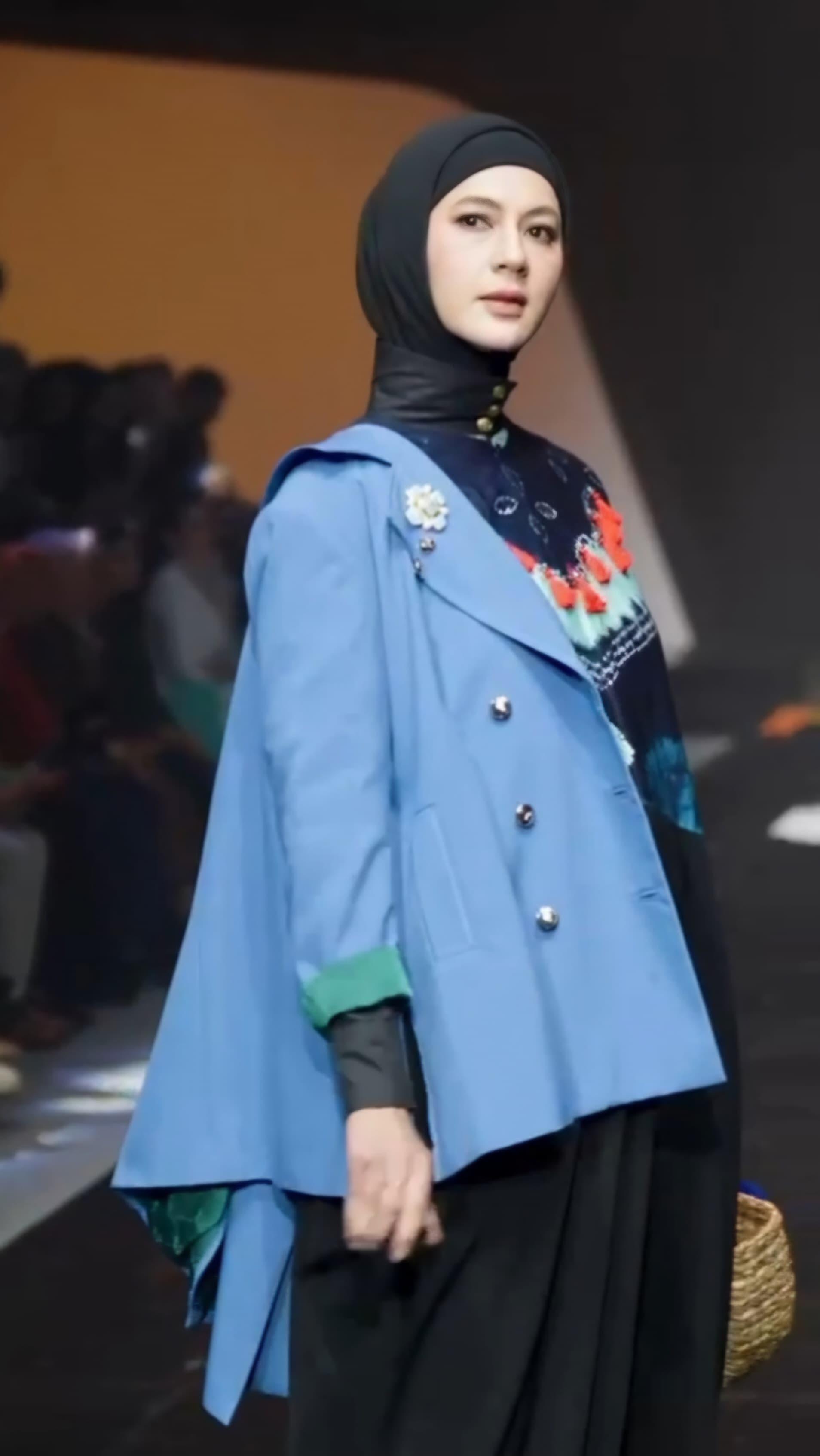 Produk UMKM Banjarbaru, saat dikenakan oleh model Paula Verhoeven, pada event Dekranasda Kota Banjarbaru In Collaboration with Vivi Zubedi.