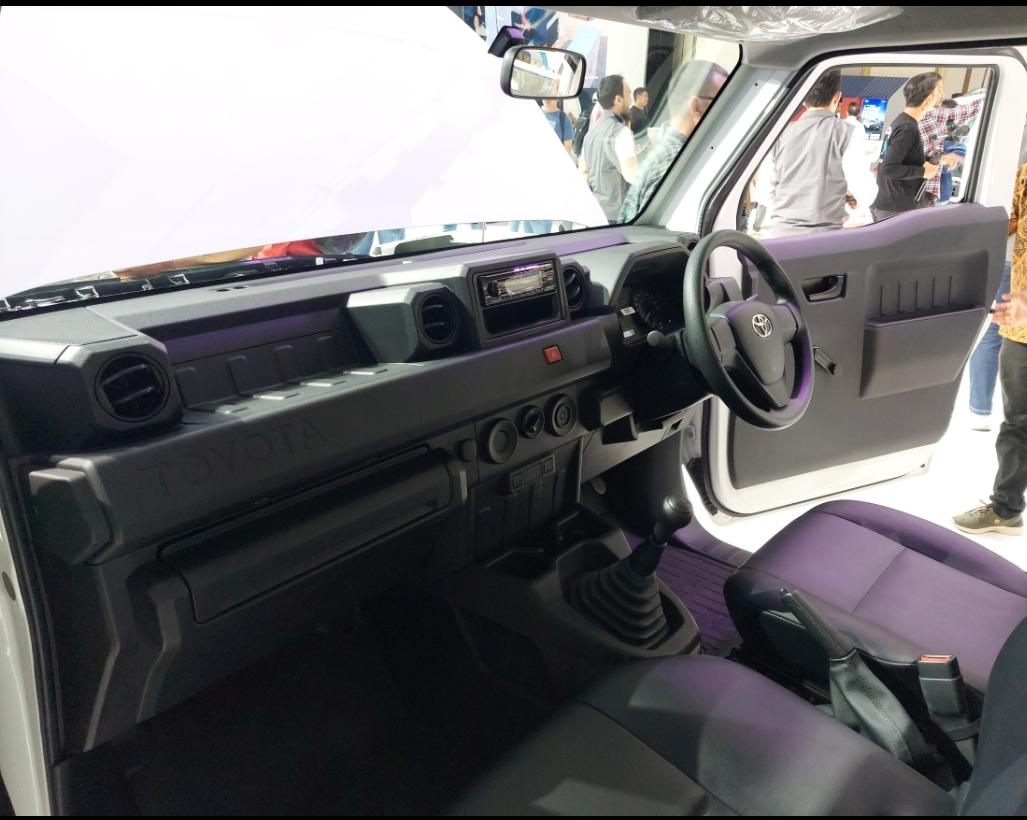 Ruang kabin All-New Hilux Rangga luas dan lega.