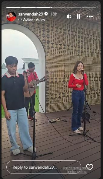 RUMAH MEWAH - Sarwendah bersama Betrand Peto bernyanyi di rumah mewah yang diberi oleh Ruben Onsu