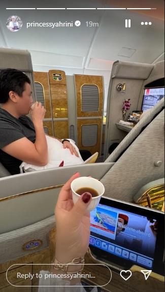 Syahrini dan Reino Barack saat di pesawat, dicapture 9 Mei 2025.
