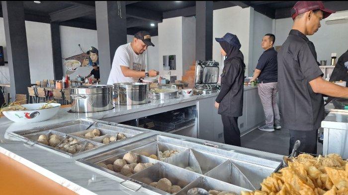 Pengunjung mengambil bakso secara prasmanan di Outlet Bakso Kampiun Kota Serang.