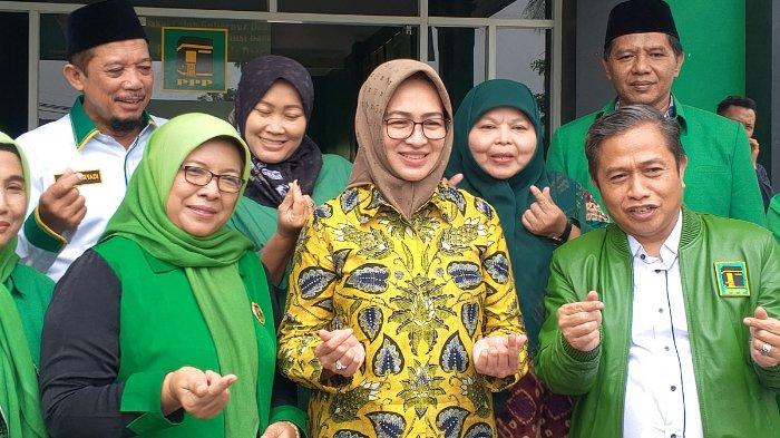 Airin Rachmi Diany berfoto bersama jajaran elit DPW PPP Banten, saat mengembalikan formulir pendaftaran bakal calon Gubernur ke DPW PPP Banten, Rabu (22/5/2024).