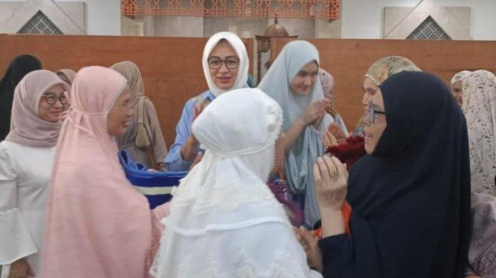 Airin Rachmi Diany membagikan momen di hari Lebaran pertama, atau Hari Raya Idul Fitri 2024, bersalam-salaman dengan warga.