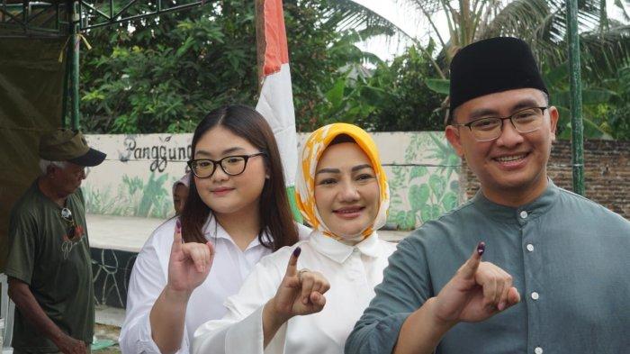 Calon Bupati Serang, Andika Hazrumy telah mencoblos di TPS 006, Komplek Pemda, Kecamatan Cipocok Jaya, Kota Serang, Rabu (27/11/2024).