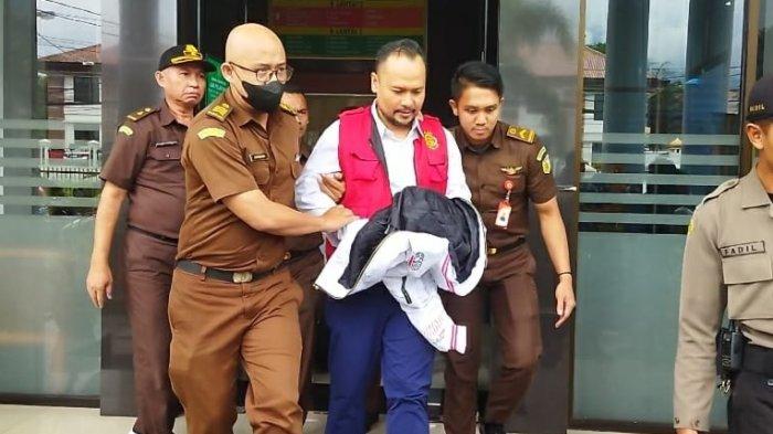 Anggota DPRD Kabupaten Pandeglang, Yangto resmi ditahan Kejaksaan Negeri (Kejari) Pandeglang, Kamis (23/2/2023).