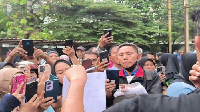 Kantor Dinas Kependudukan dan Pencatatan Sipil (Disdukcapil) Kota Tangerang, Sabtu (14/6/2025), dipenuhi oleh warga yang ingin melegalisir akta kelahiran dan kartu keluarga. Dalam pengumuman terbarunya, Sabtu (14/6/2025), Dindikbud Banten melalui storie di instagramnya menjelaskan bahwa legalisir akta kelahiran dan kartu keluarga tidak diperlukan