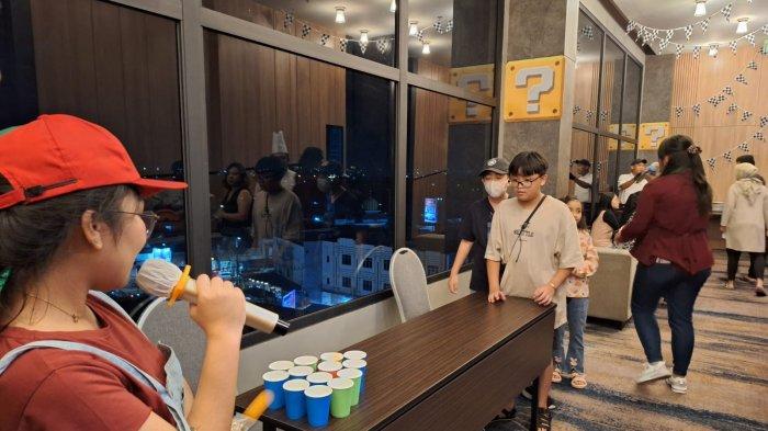 Anak-anak mengikuti games berhadiah yang saat gala dinner malam tahun baru 2024 di Hotel Aston Cilegon.