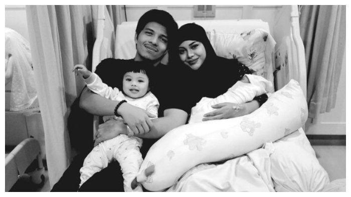Atta Halilintar dan Aurel Hermansyah beserta kedua anak perempuan mereka.