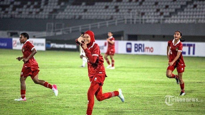 Laga antara Timnas Putri Indonesia vs Thailand di babak semifinal Piala AFF U19 Wanita 2023 akan digelar pada Kamis (13/7/2023).