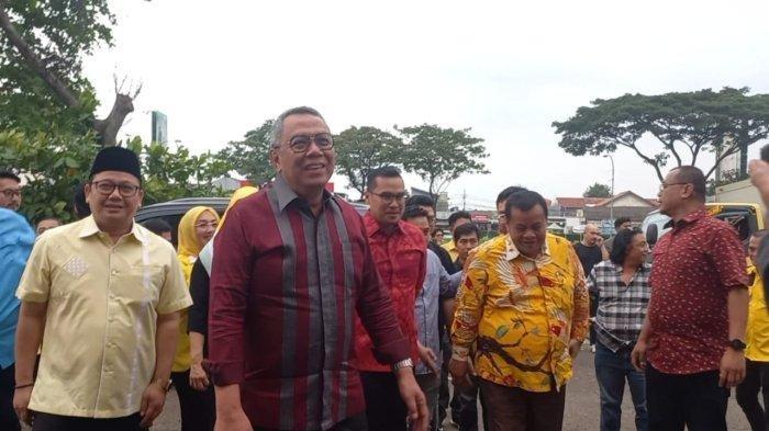 Pasangan Benyamin Davnie dan Pilar Saga Ichsan bersamaan mendatangi kantor DPC PDIP Tangsel, Selasa (30/4/2024).