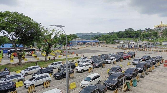 ARUS BALIK LEBARAN 2025 - Antrean kendaraan pemudik asal Sumatera di parkir Dermaga Eksekutif Pelabuhan Bakauheni, Minggu (22/12/2024).