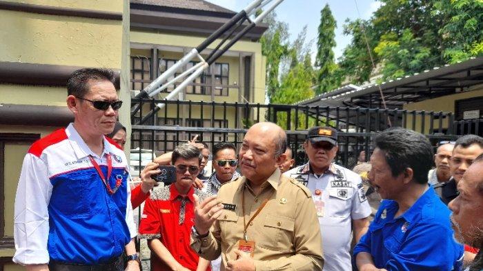 Puluhan buruh mendatangi kantor Dinas Ketenagakerjaan dan Transmigrasi (Disnakertrans) Banten, Selasa (21/11/2023).