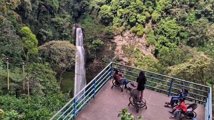 Pengunjung menikmati keindahan Curug Cimahi di Kabupaten Bandung Barat.