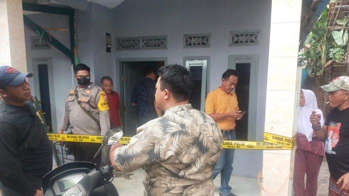 Seorang ibu rumah tangga (IRT) berinisial DMR (36) warga asal Kelurahan Mekarsari, Kecamatan Pulomerak, Kota Cilegon ditemukan meninggal dunia di salah satu rumah kontrakan. DMR ditemukan warga telah meninggal dunia pada Kamis (18/7/202) sekitar pukul 08.00 WIB.