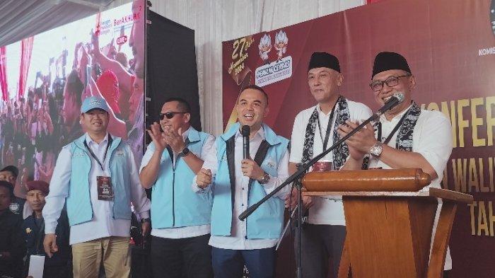 Dede Rohana Putra tampak hadir mendampingi calon Wali Kota dan Wakil Wali Kota Cilegon Helldy Agustian dan Alawi Mahmud saat mendaftar ke Komisi Pemilihan Umum (KPU) Kota Cilegon.